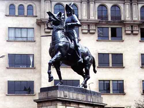 Памятник Франсиско Писарро на центральной площади в Лиме