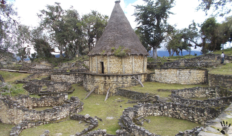 круглые дома Куэлап (Перу)