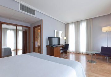 Фото Tryp Madrid Cibeles Hotel №