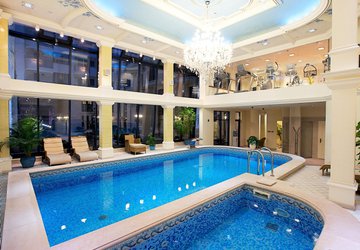 Фото Queen's Court Hotel & Residence №