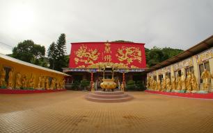 Монастырь Десяти тысяч Будд в Гонконге