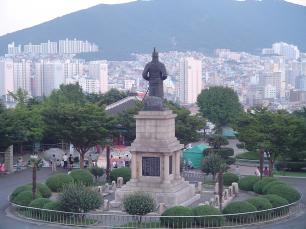 Статуя адмирала Ли Сунсина в Сеуле