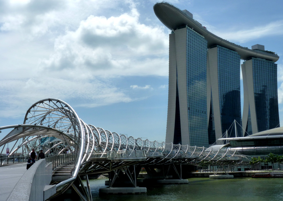 Фронтальный вид Марины Бей Сендс со стороны Helix Bridge Фронтальный вид Марины Бей Сендс со стороны Helix Bridge