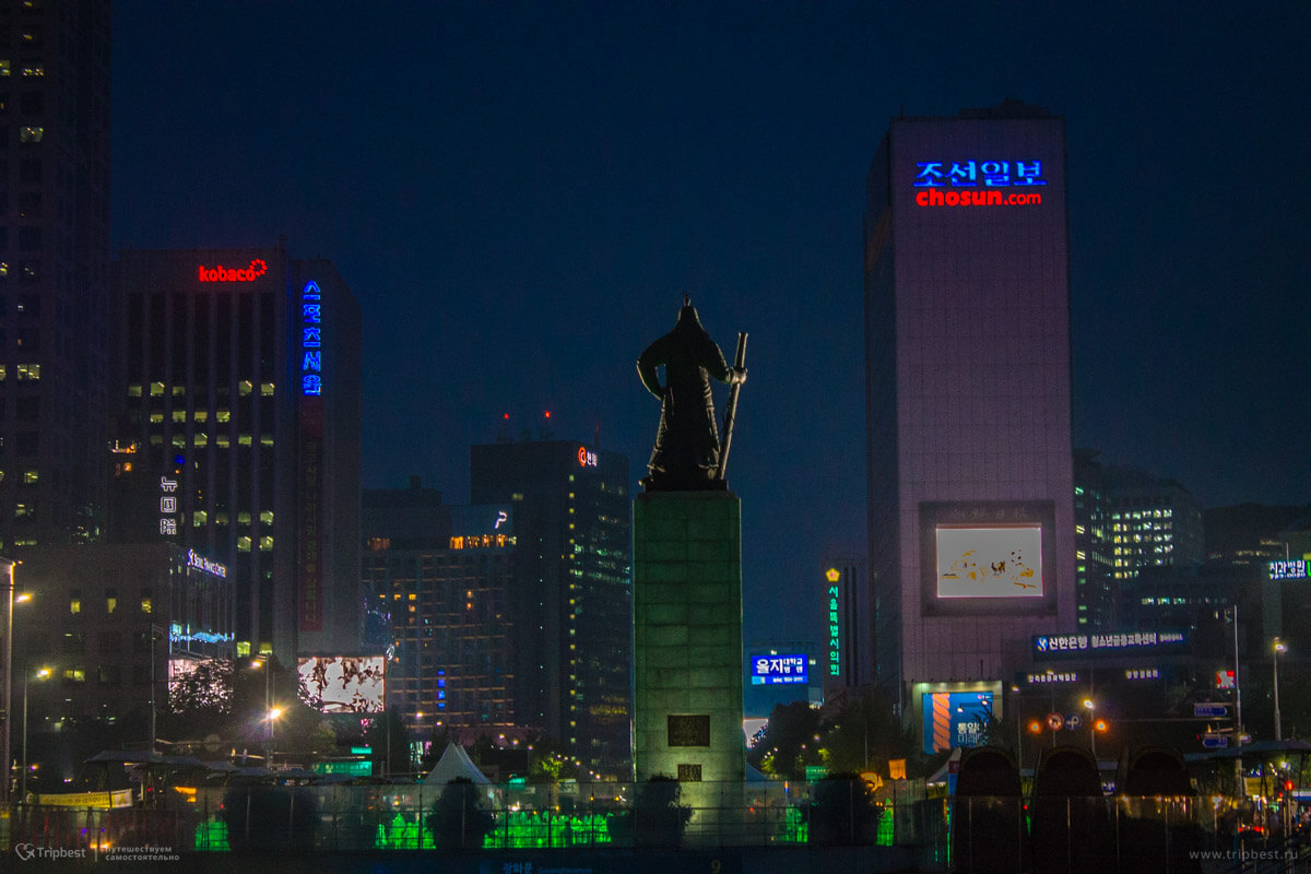 Статуя адмирала Ли Сунсина вечером