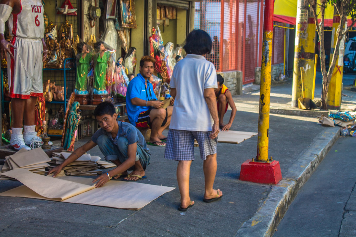 Рабочие сувенирной лавки в Маниле