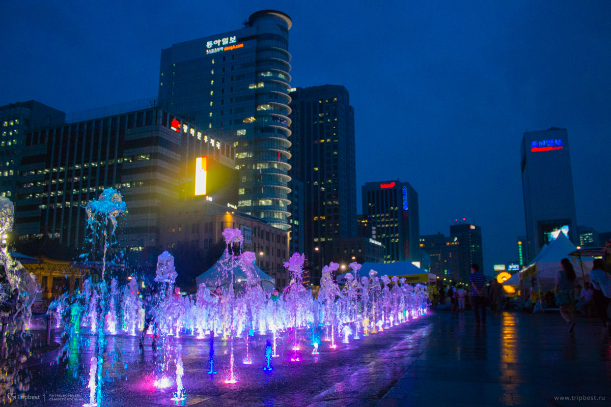 Фонтанты на площади Кванхвамун в Сеуле