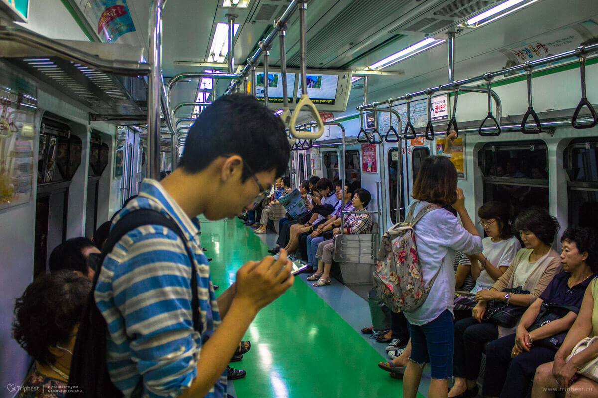 Внутри вагона метро Сеула, зеленая ветка