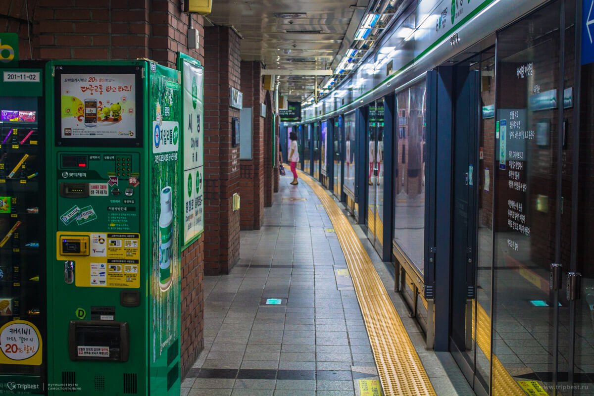 Станция метро из красного кирпича в Сеуле