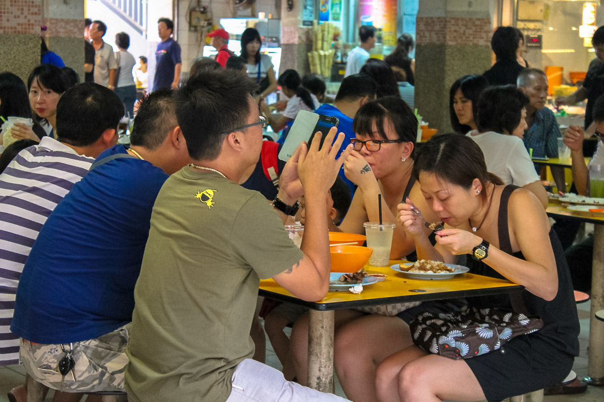 Сингапурцы за едой на фудкорте, фото №1