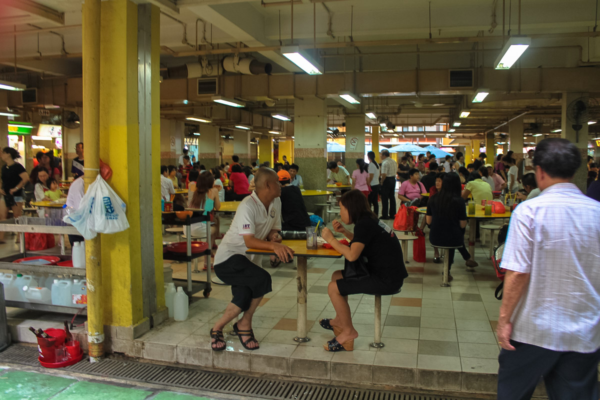 Сингапурцы за едой на фудкорте, фото №2