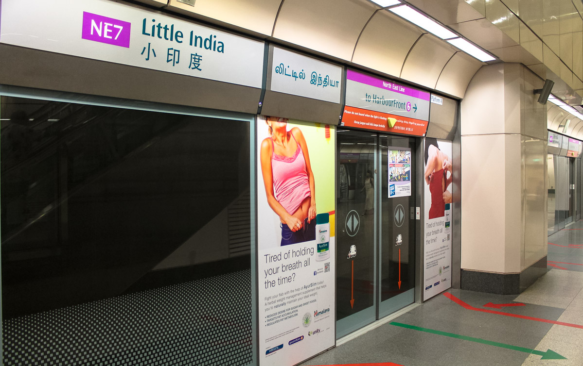 Вход в вагон в метро Сингапура