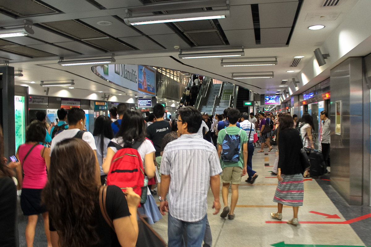 Количество народа в метро Сингапура