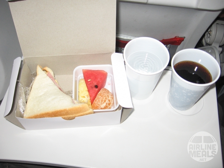 Azur air ручная. Азур Эйр питание на борту. Самолёт Azur Air еда завтрак. Визз АИР питание. Коробка питания Азур Эйр.