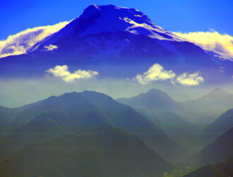 Вулкан Каямбе: «Трехглавый Пуп Земли» 🌋