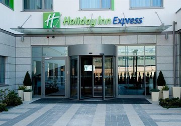 Фото Holiday Inn Express Warsaw Airport №