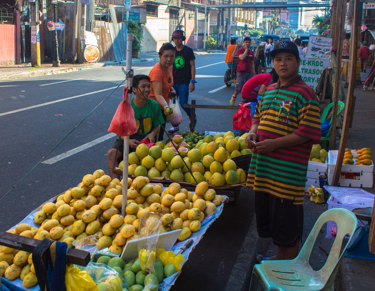 Фото продавца фруктов в Маниле