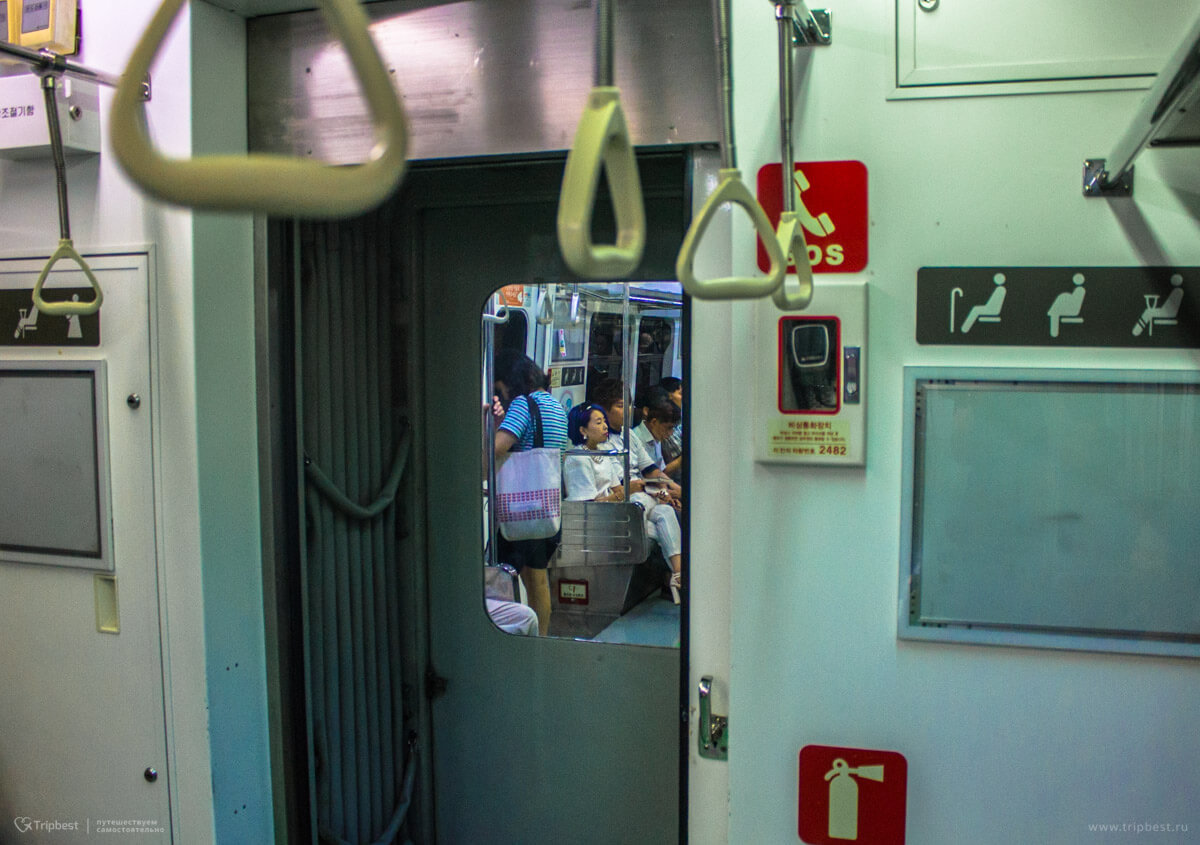 Дверь между вагонами метро Сеула