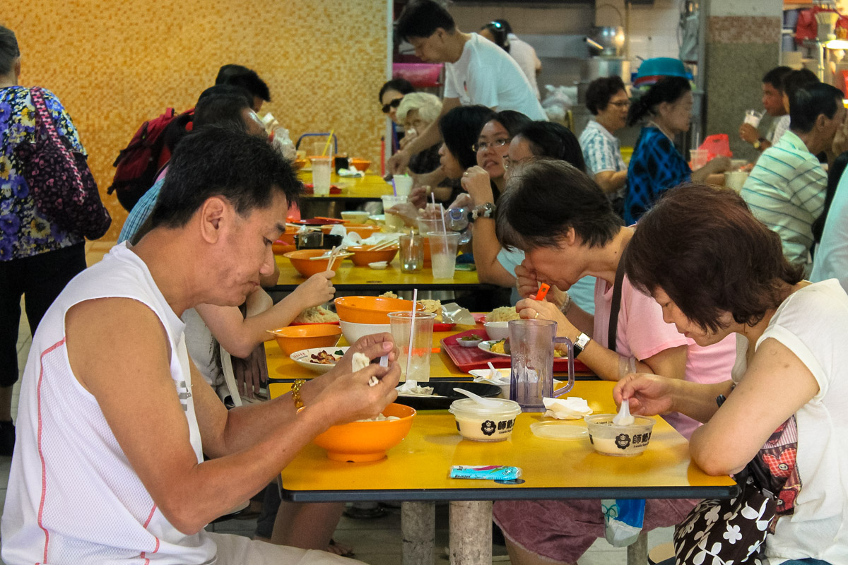 Сингапурцы за едой на фудкорте, фото №3