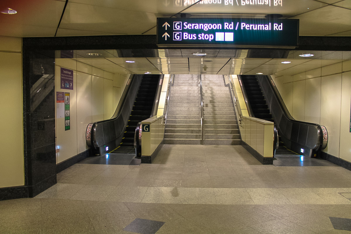 Эскалатор в метро Сингапура