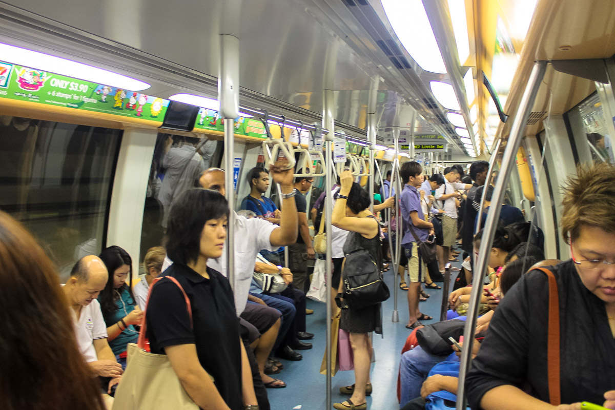 Внутри вагона метро Сингапура