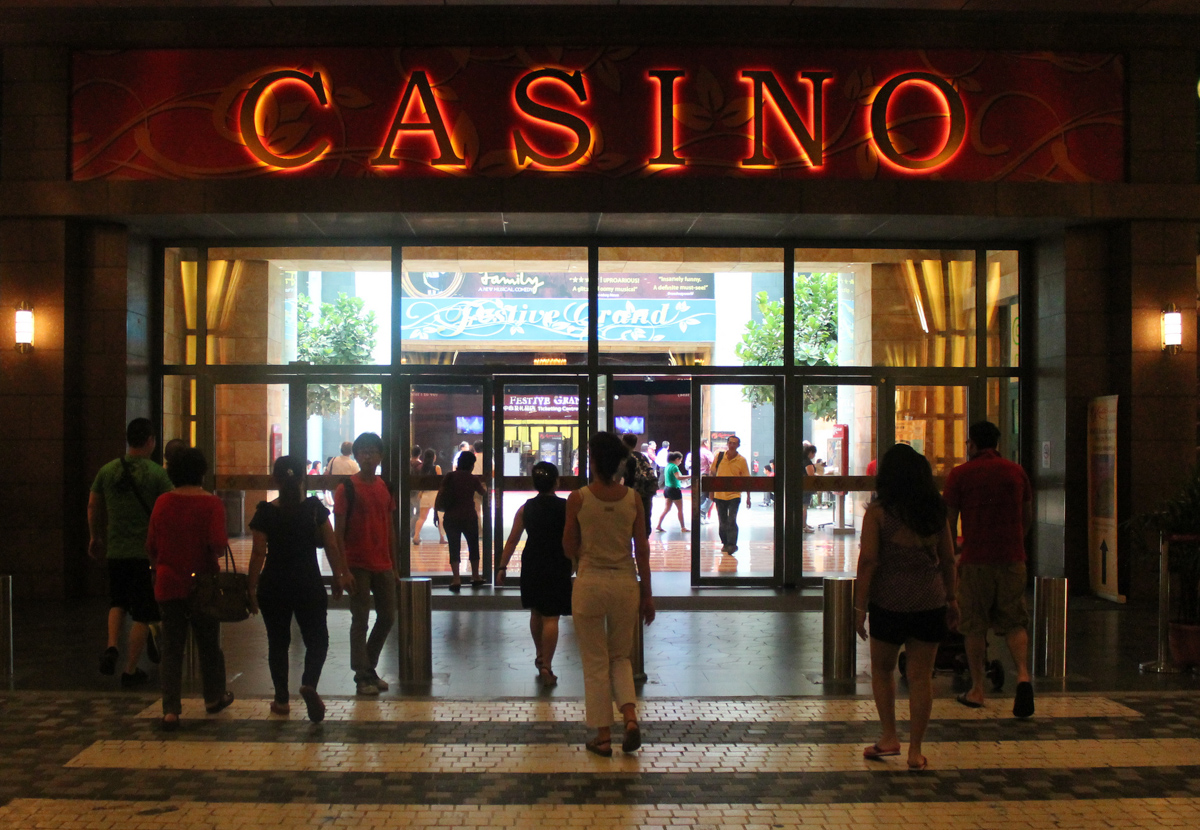 Вход в казино на острове Сентозе в Сингапуре